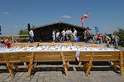 schön eingedeckt war es vor der Berghütte (Foto: Ingrid Grossmann)